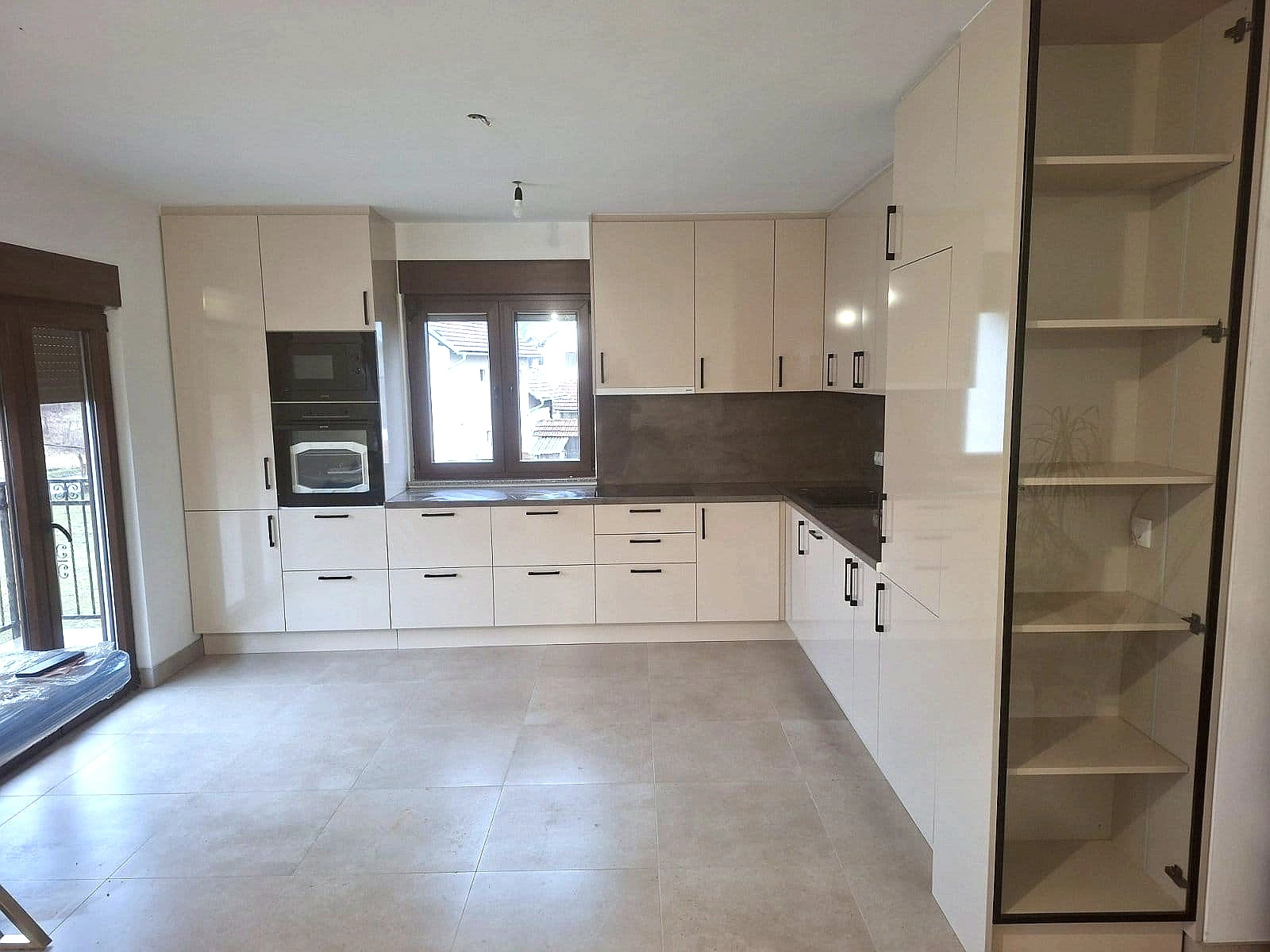 Moderna kuhinja u prostoru