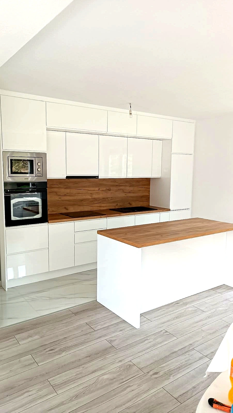 Prostrana kuhinja s prozorom