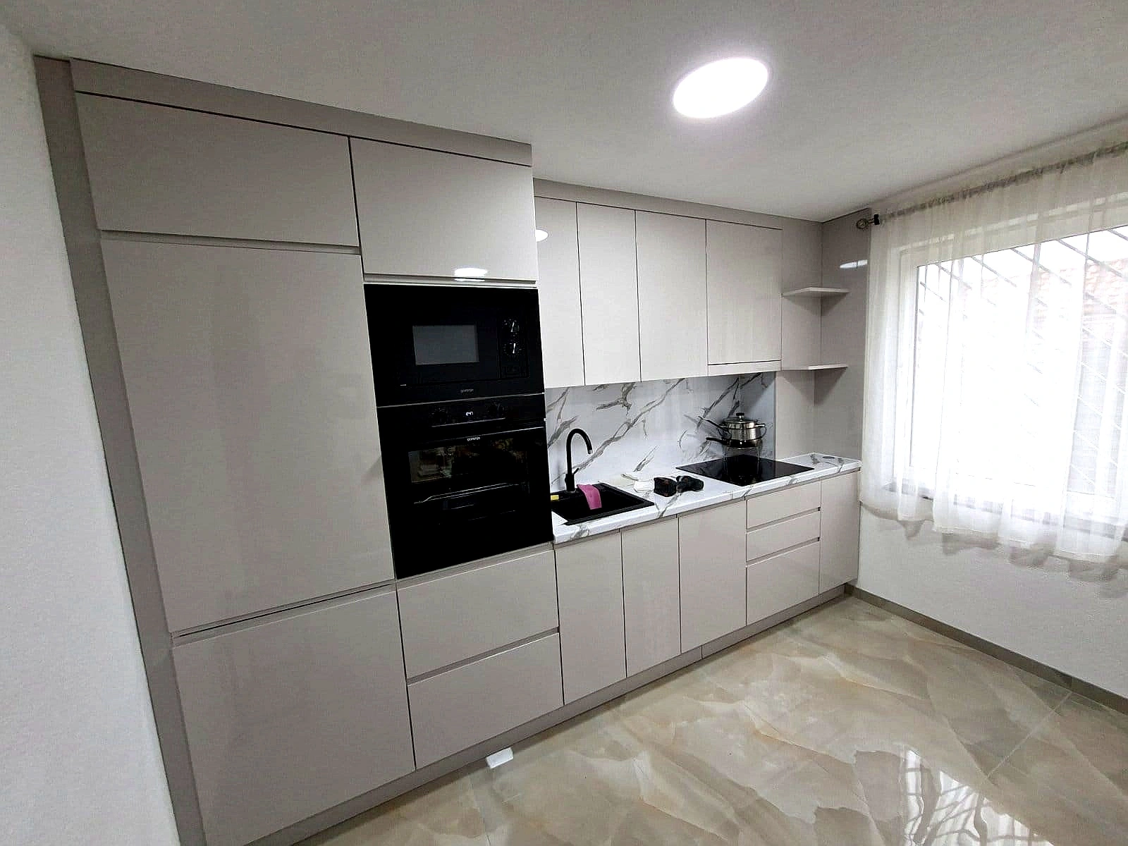 Kuhinja uz cigleni zid