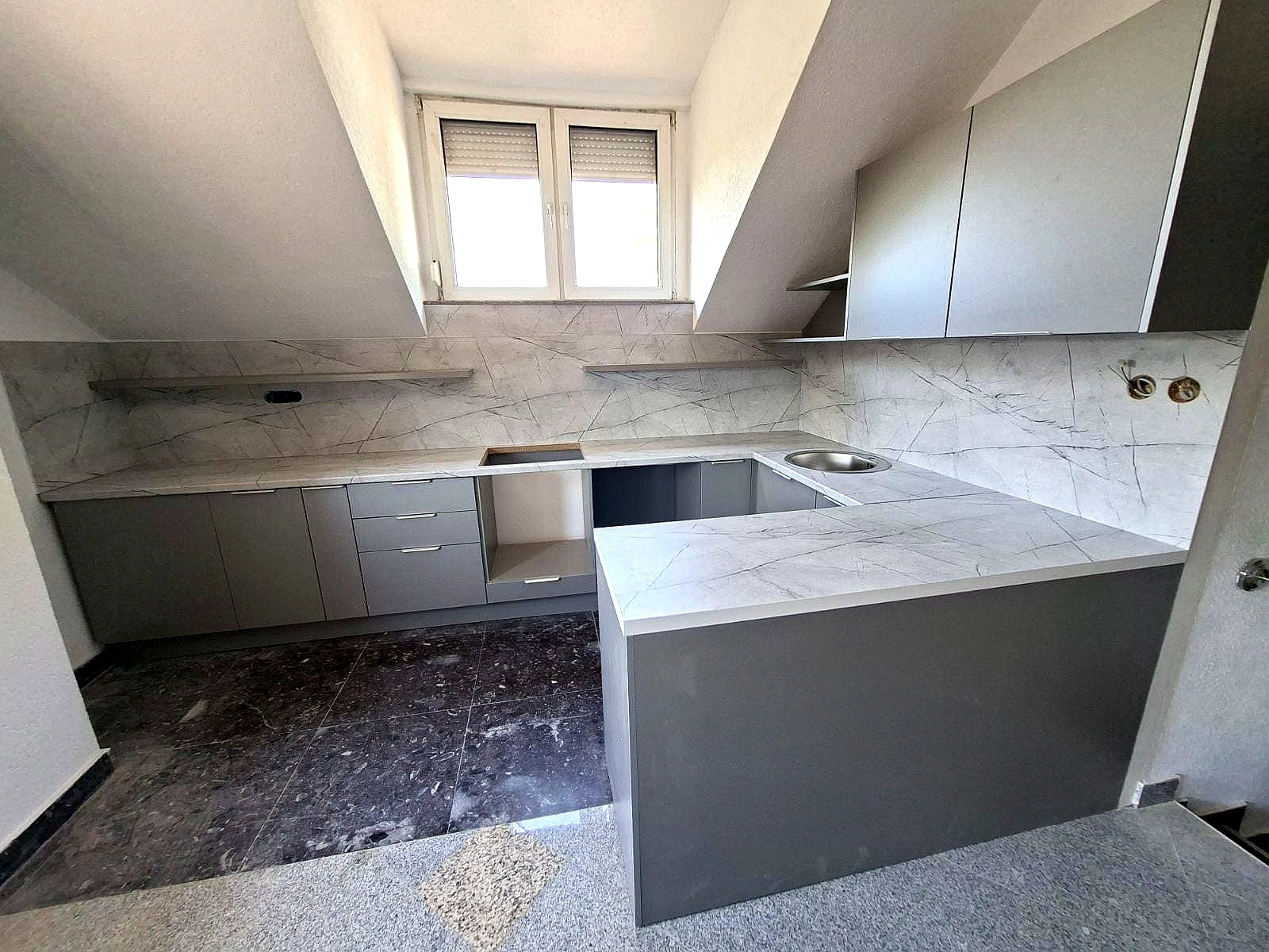 Puder kuhinja s poluotokom